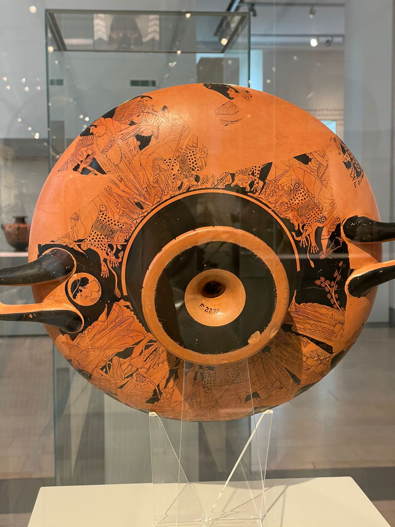 Achilles Binds Patroclus (drinking cup), Altes Museum, Berlin by Maria Sofia Caracò - 04.jpg